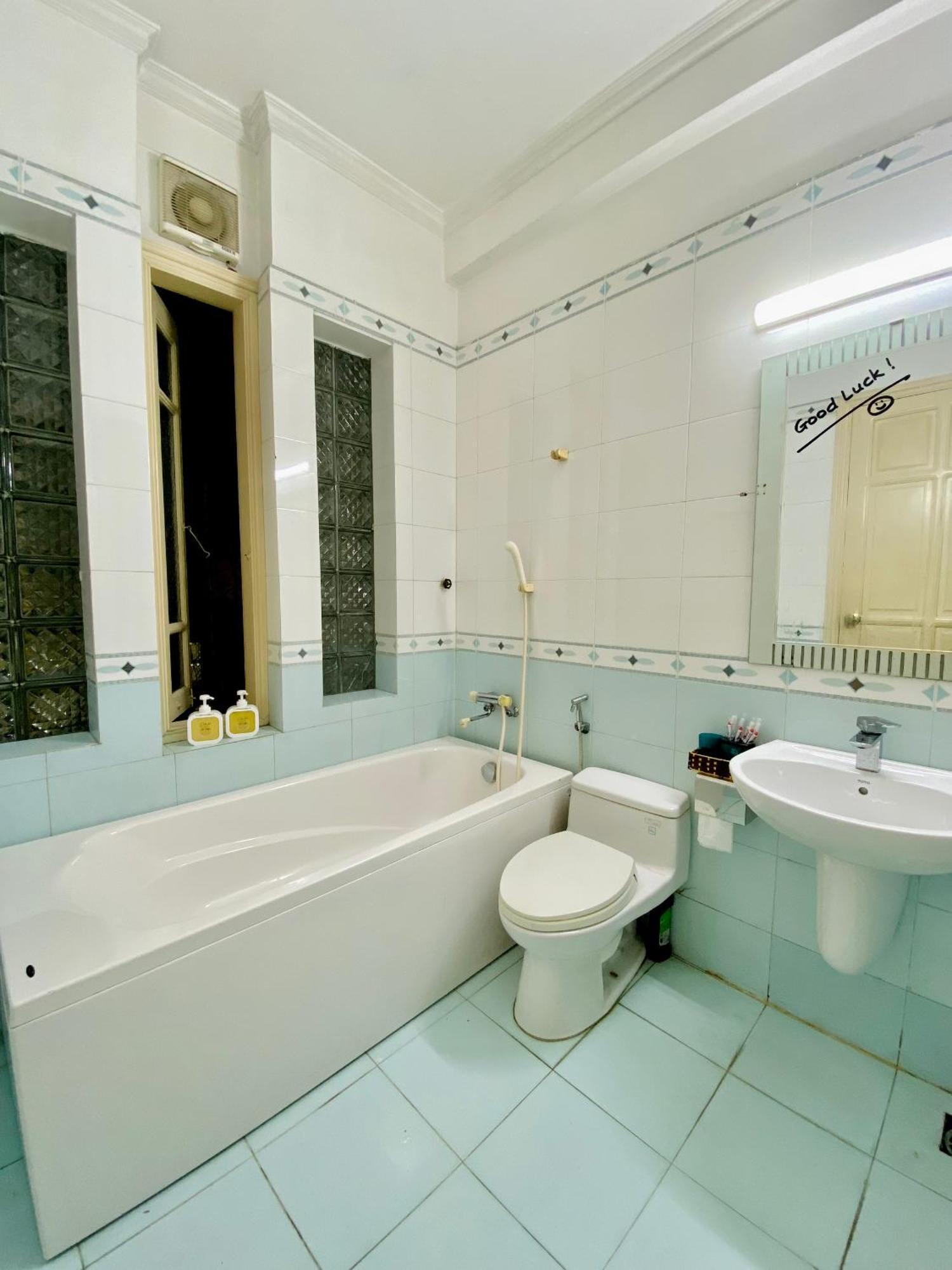 Lava Homestay Hai Phong Esterno foto